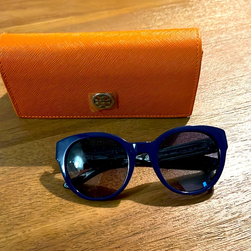 Navy Tory Burch sunglasses